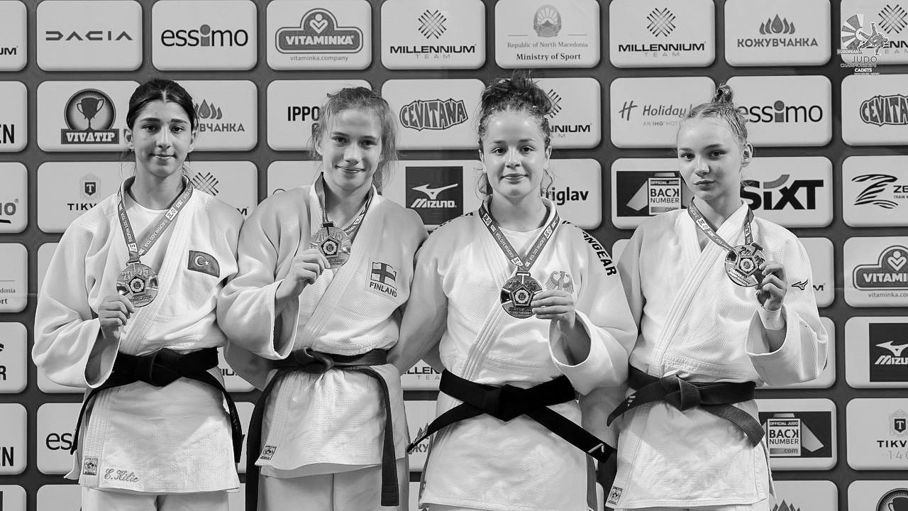 -57kg podium
