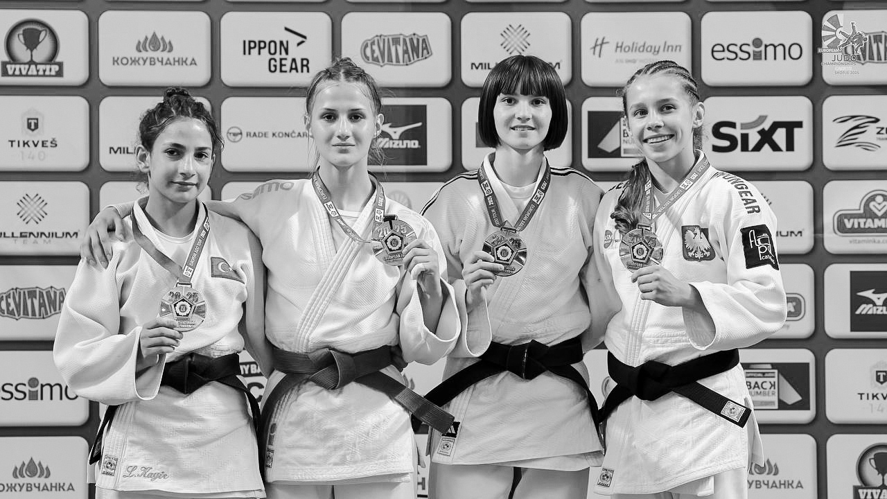 -44kg podium